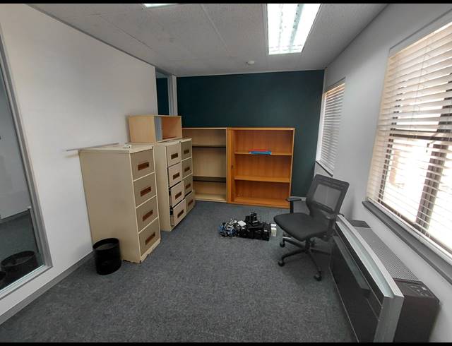35M² OFFICE TO LET IN EPSOM DOWNS